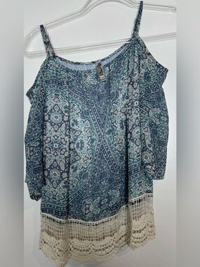 Beauties Blue Paisley Cold-Shoulder Top with Crochet Hem size large cotton